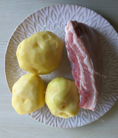 家常五花肉炖土豆做法图解2)