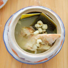 美味的海带薏仁莲米猪脚汤