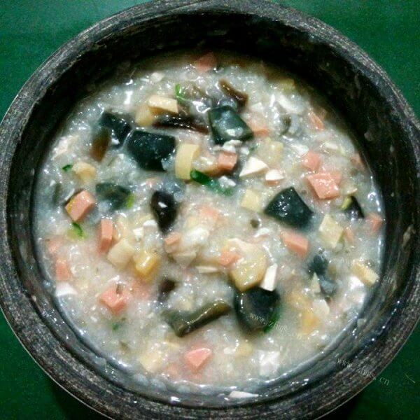 美味的皮蛋火腿虾皮粥