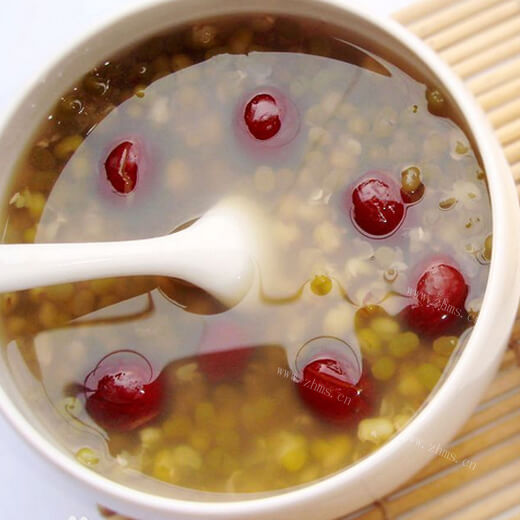 凉爽赤小豆绿豆糖水