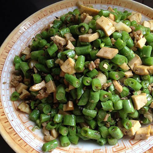 香喷的蒜薹炒鱼豆腐
