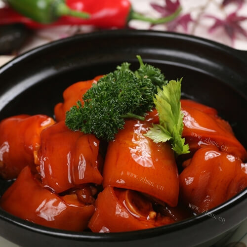 美味可口的茶树菇黄豆猪蹄煲