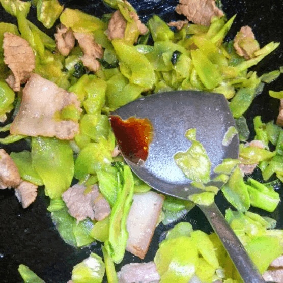 家常菜肉片炒莴笋做法图解5)