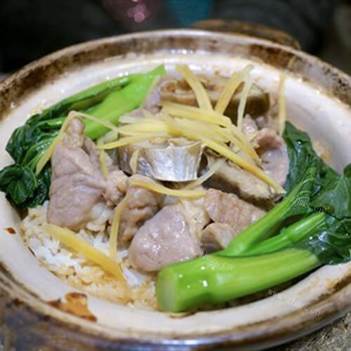 美味的姜丝肉片煲仔饭