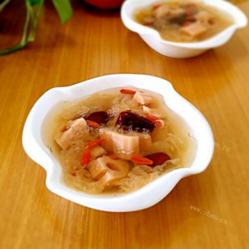 美味的银耳莲藕红枣汤