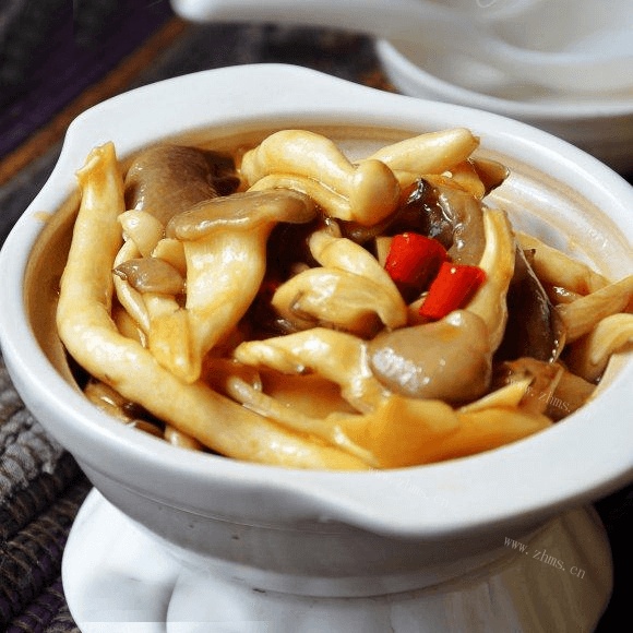 美味的毛豆秀珍菇龙骨汤