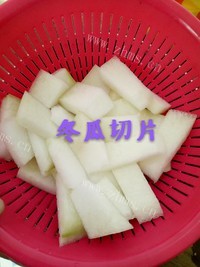 香喷喷的冬瓜排骨汤做法图解2)