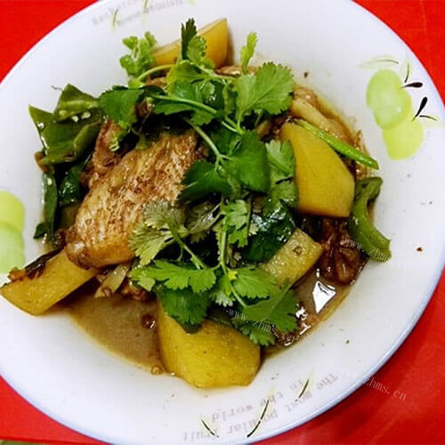 特色葡萄酒焖土豆鸡翅
