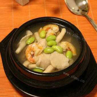 美味的毛豆秀珍菇龙骨汤