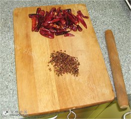 美味的蒜香麻辣莴笋丝做法图解3)