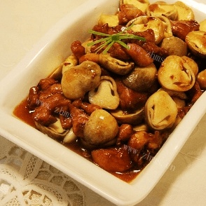 家常鸡腿肉炒草菇
