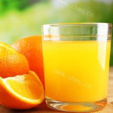 可口的鲜榨苹果橘子汁