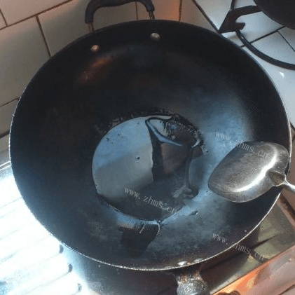 秀色可餐的胡萝卜炒香肠做法图解4)