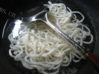特色青菜牛柳炒乌冬面做法图解2)