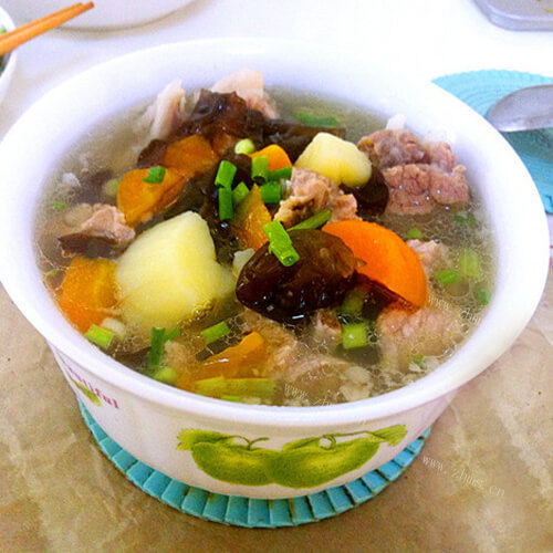 可口的土豆排骨汤