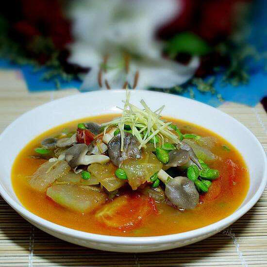 营养的毛豆秀珍菇龙骨汤