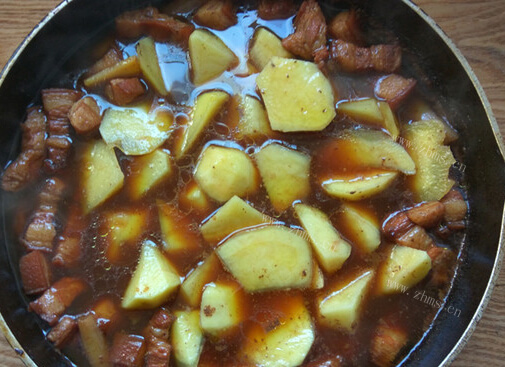 家常五花肉炖土豆做法图解9)