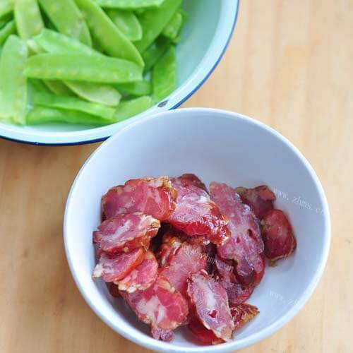 荷兰豆炒腊肠做法图解1)