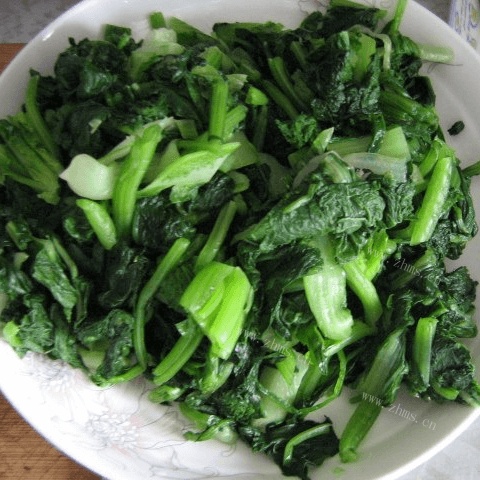 下酒菜凉拌菠菜花生米做法图解3)