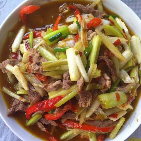 可口的大葱炒肉