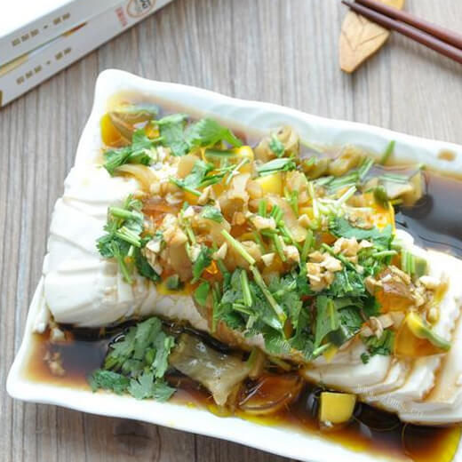 美味的榨菜皮蛋拌豆腐