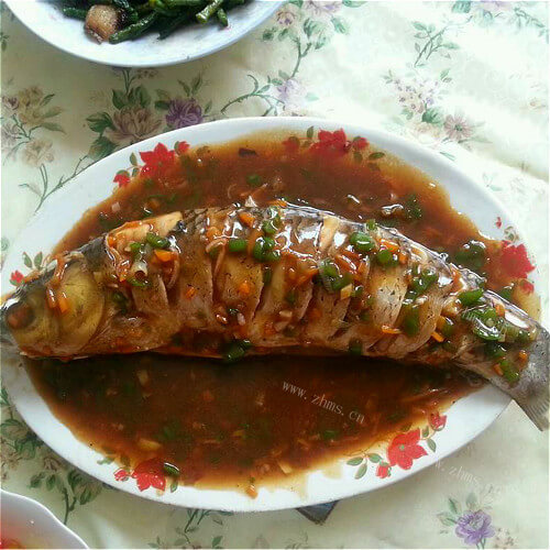 美味的清蒸浇汁石头鱼
