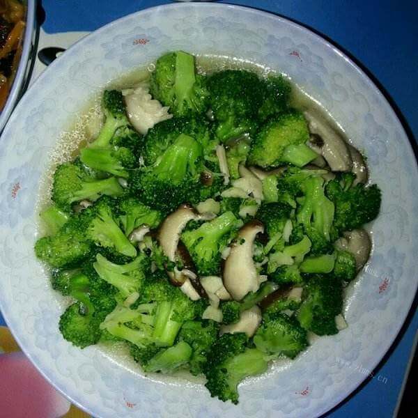 好吃的草菇烩西兰花