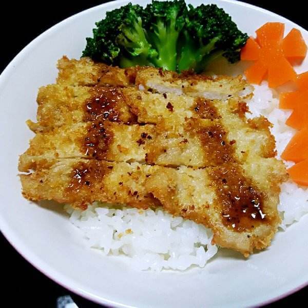 酥脆的秘制猪排饭