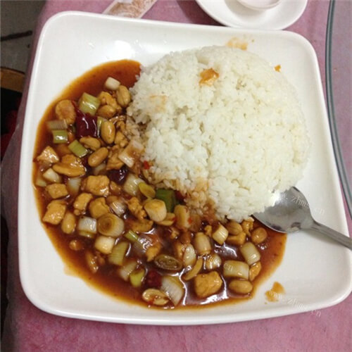 香喷喷的酱爆鸡丁盖饭