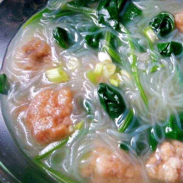 美味酸辣猪肉粉丝汤