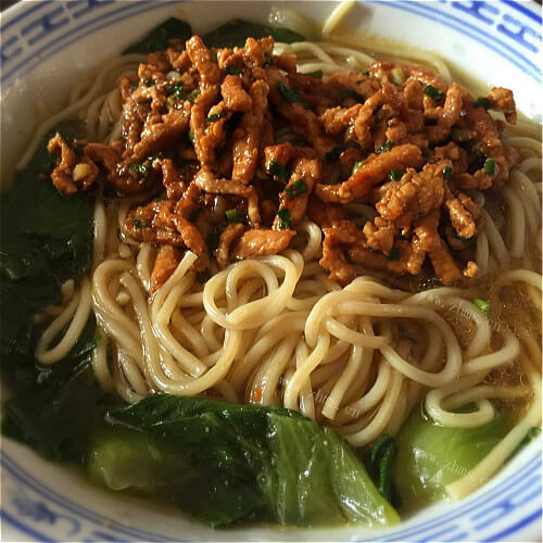 美味的京酱肉丝拌面