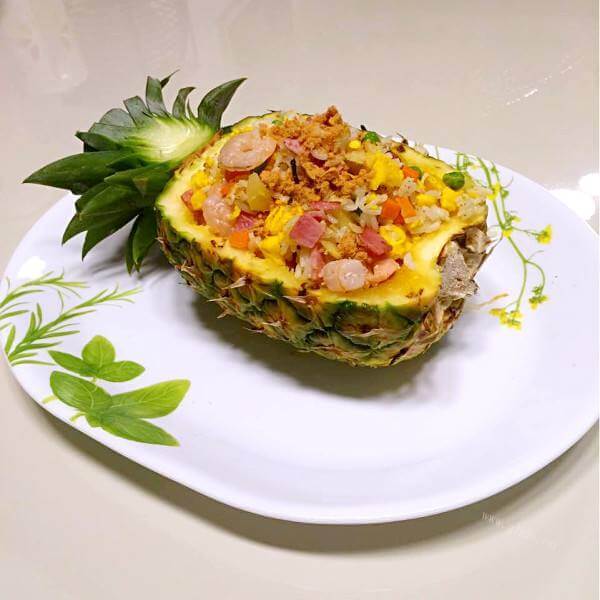 美味的菠萝鲜虾炒饭