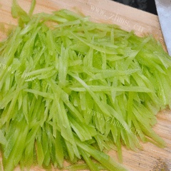 美味的蒜香麻辣莴笋丝做法图解1)