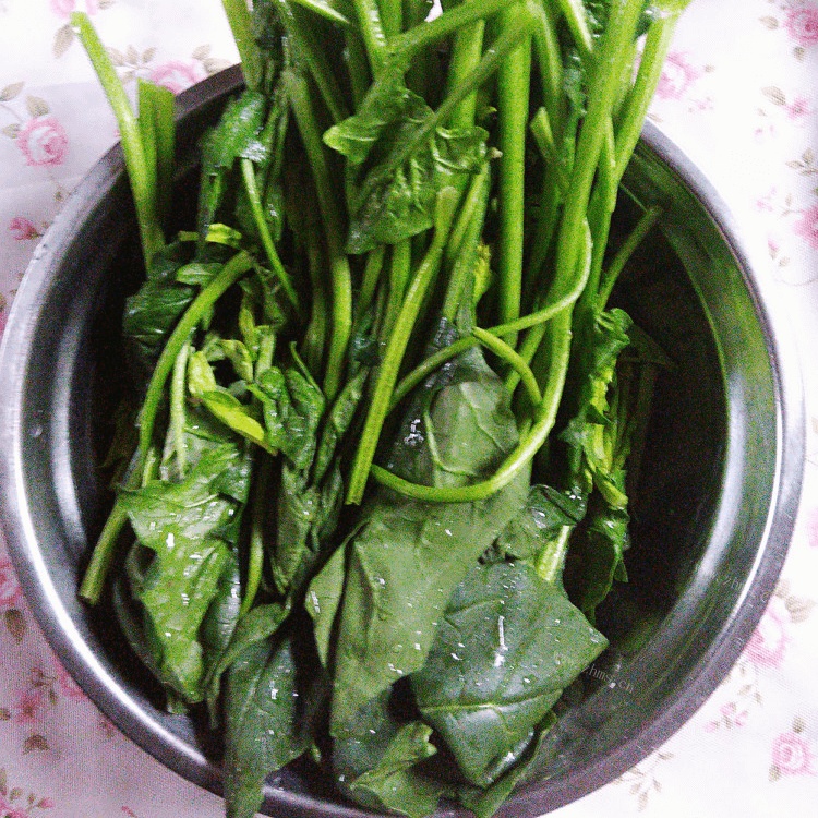 五味俱全的凉拌菠菜花生米做法图解1)