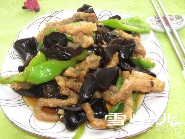 家常干炸肉炒木耳做法图解5)
