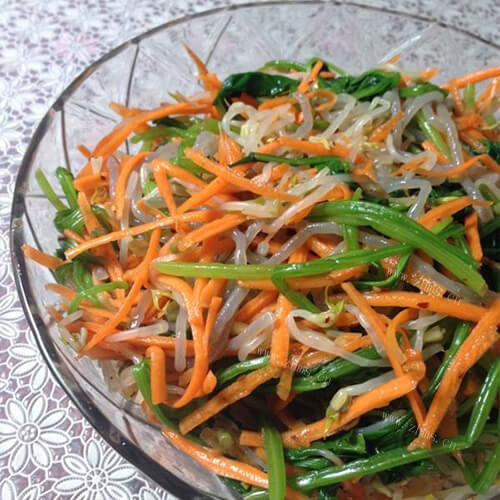 美味的酸辣菠菜面
