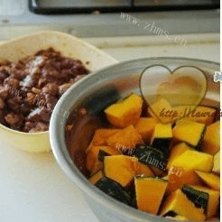 美味的南瓜粉蒸牛肉做法图解2)