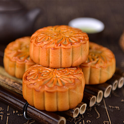 美味的广式莲蓉五仁月饼