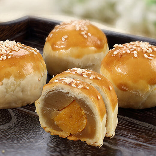 常见糕点苏式莲蓉蛋黄月饼