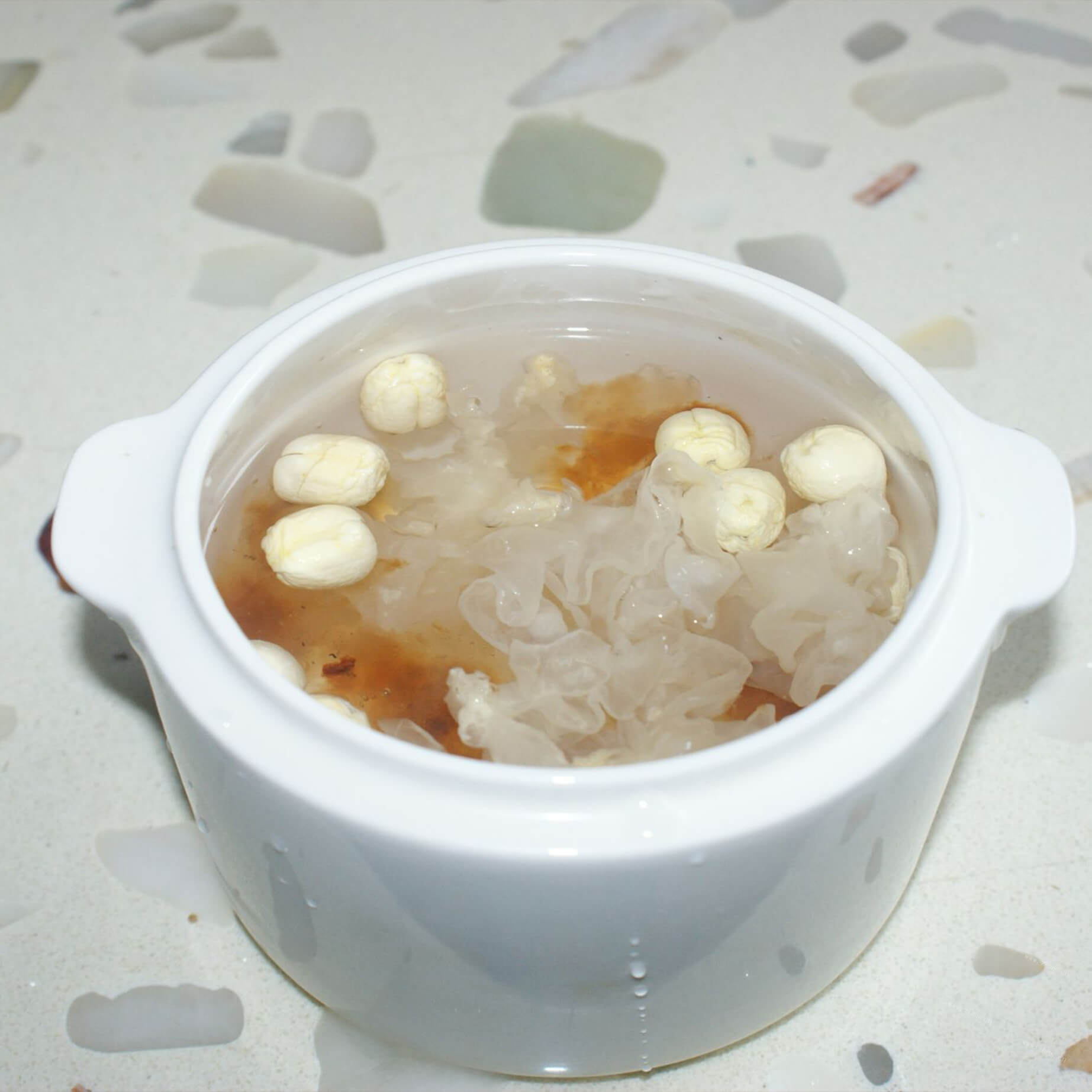 养颜的桃胶炖牛奶