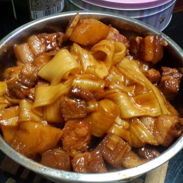 美味的红烧肉炖土豆宽粉