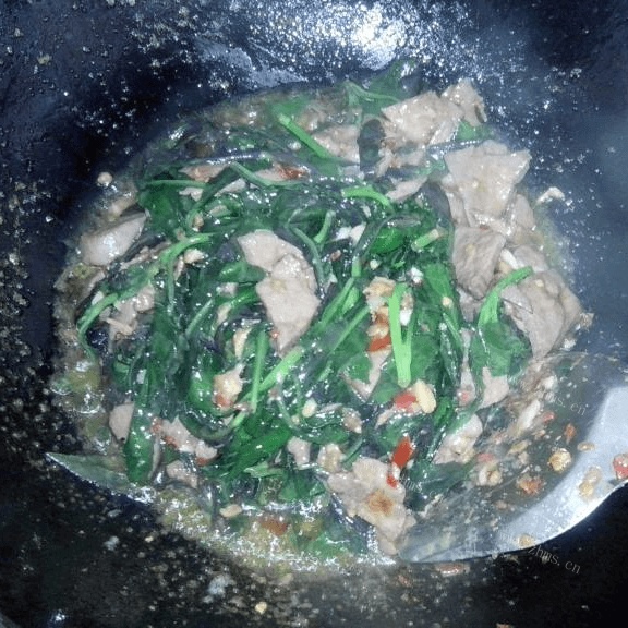 秀色可餐的血皮菜炒猪肝做法图解8)