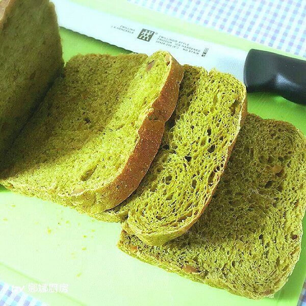 鲜绿菠菜吐司