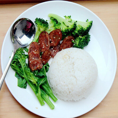 五彩的香肠饭