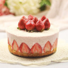 美味的草莓慕斯蛋糕