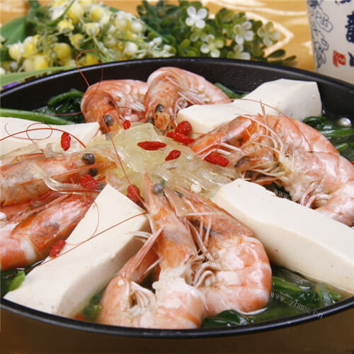 热腾腾的红虾豆腐香锅