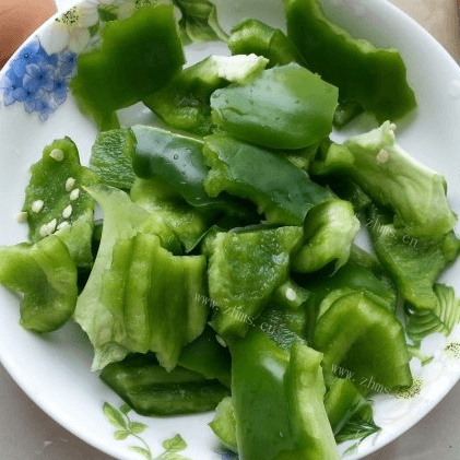 家常菜鸡蛋炒青椒做法图解2)