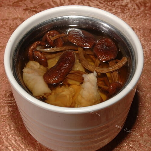 养人的茶树菇炖鸡汤