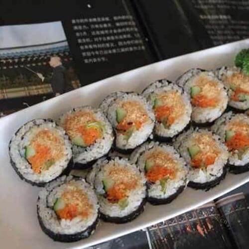 美味的金针菇紫菜包饭