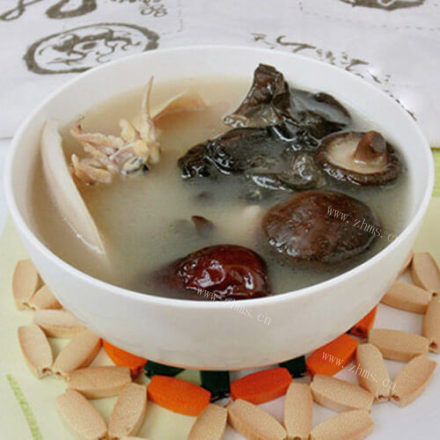 养生香菇木耳墨鱼汤